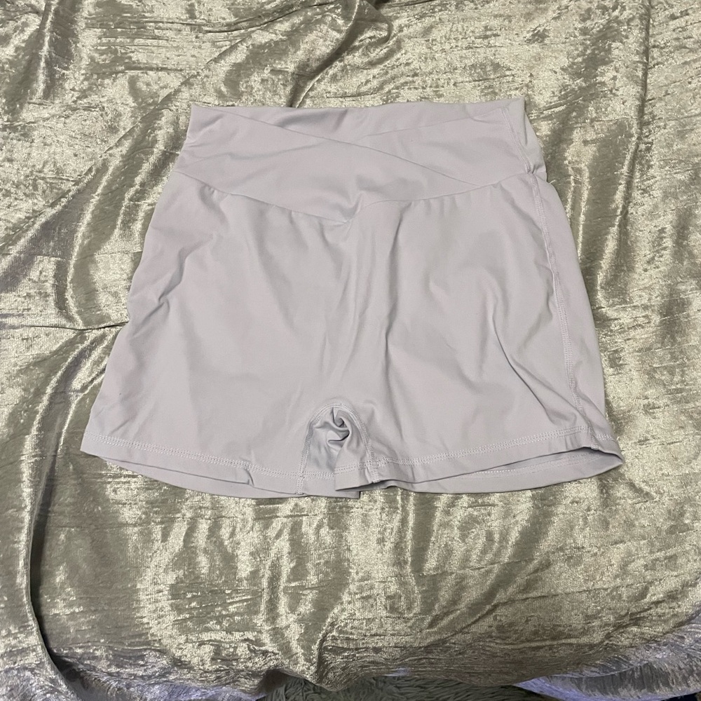 V high waisted butt scrunch lilac cargo shorts